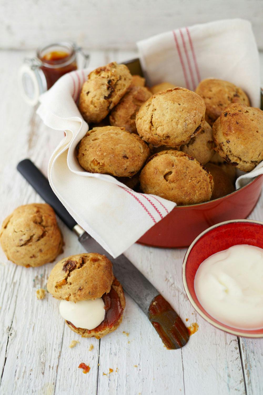 Pepperkakescones med dadler og fiken